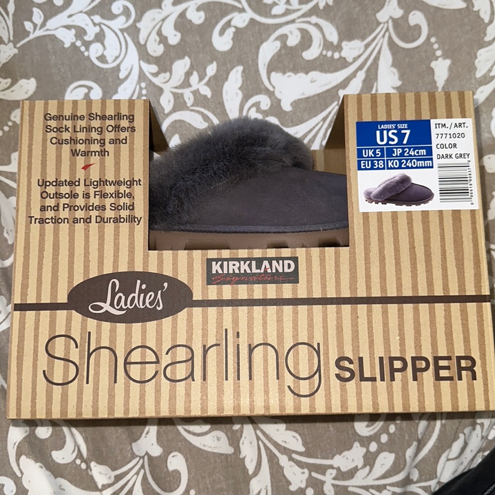 Kirkland Signature Womens Shearling Slipper US 7